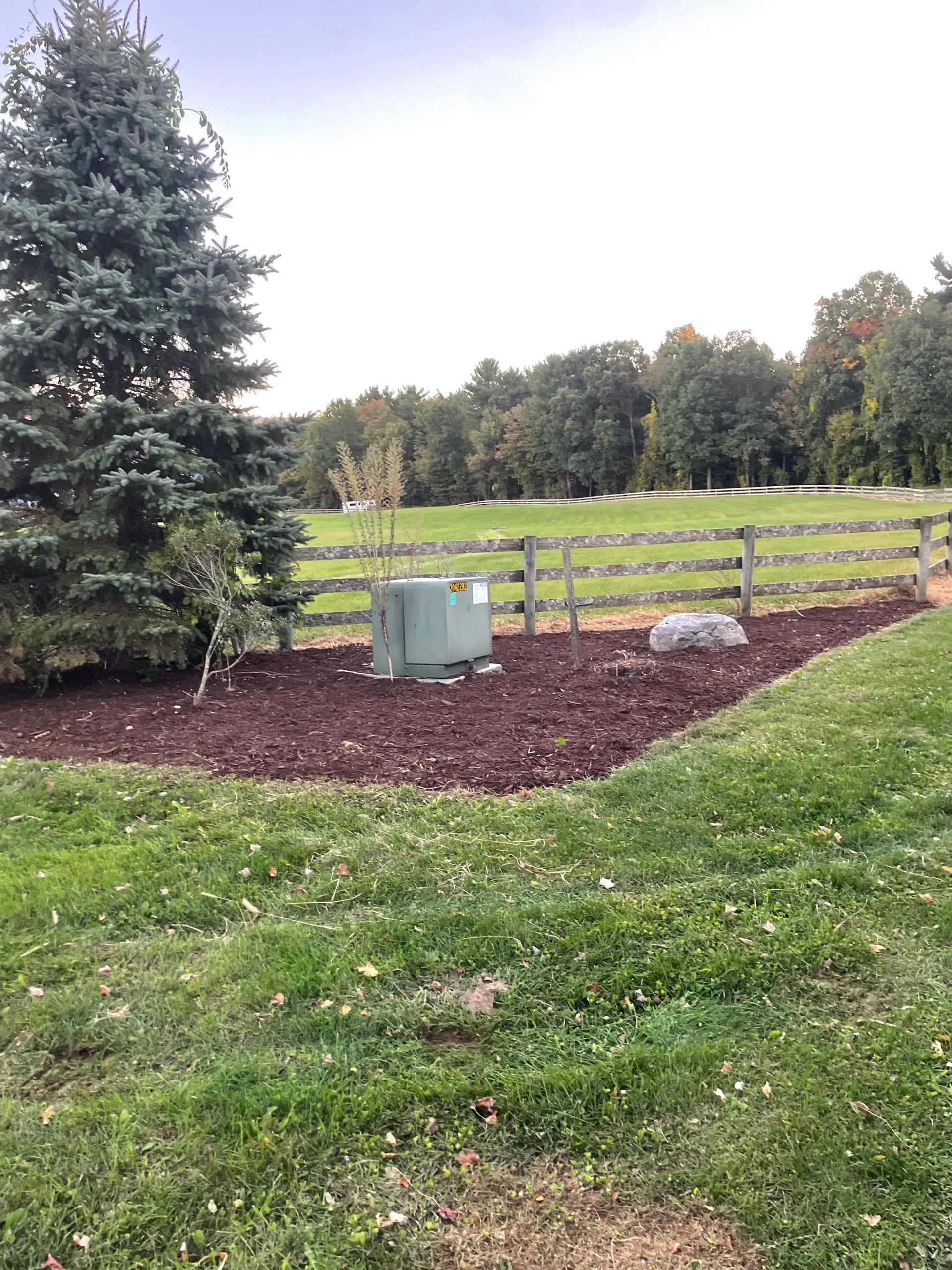 Gallery photos for Fresh Mulch and a Full Bed Clean Up on a Large Rural Property: Image #8