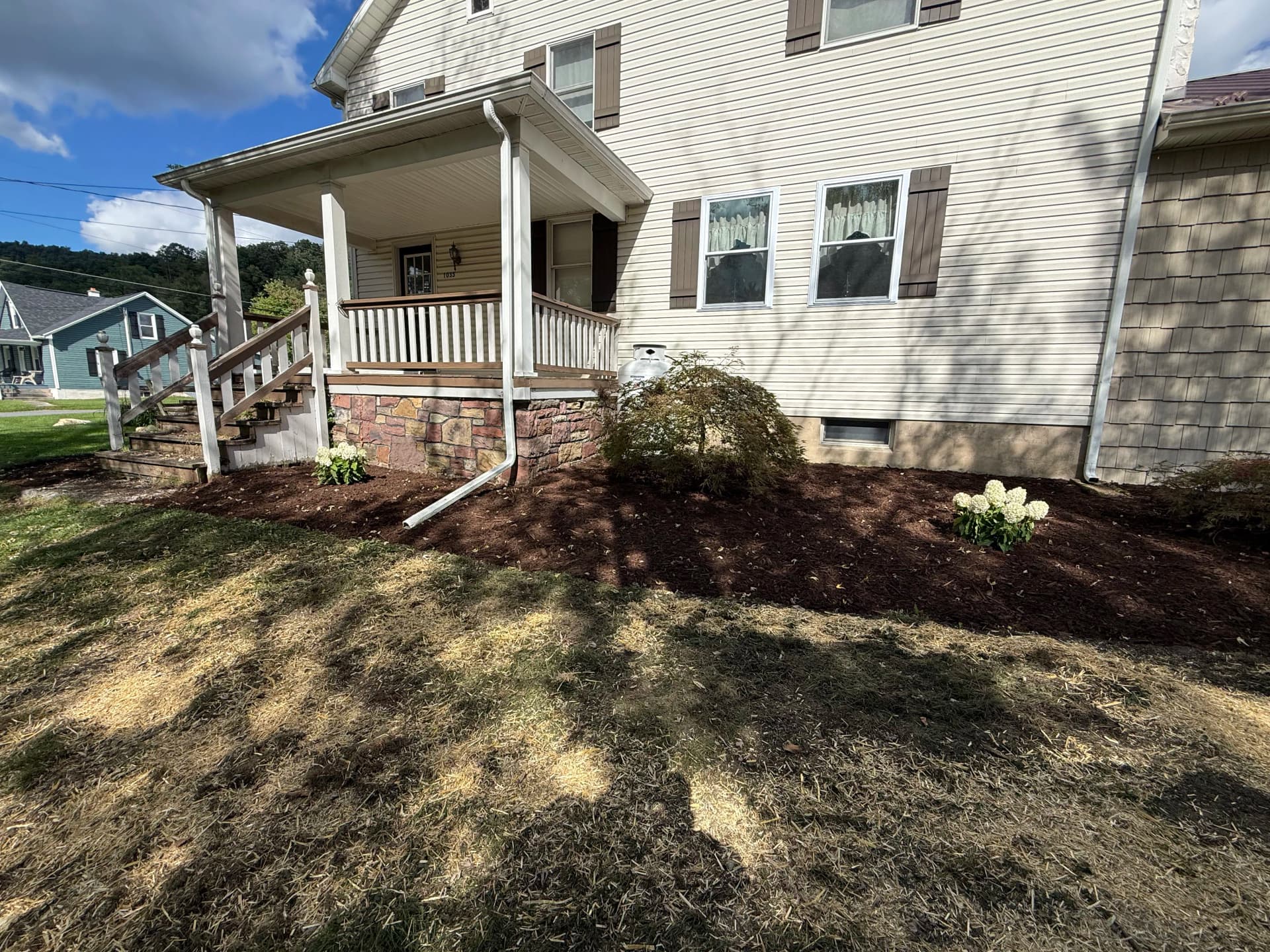 Gallery photos for Paver Patio, Fresh Mulch, and Hydrangeas for Clean Curb Appeal: Image #5