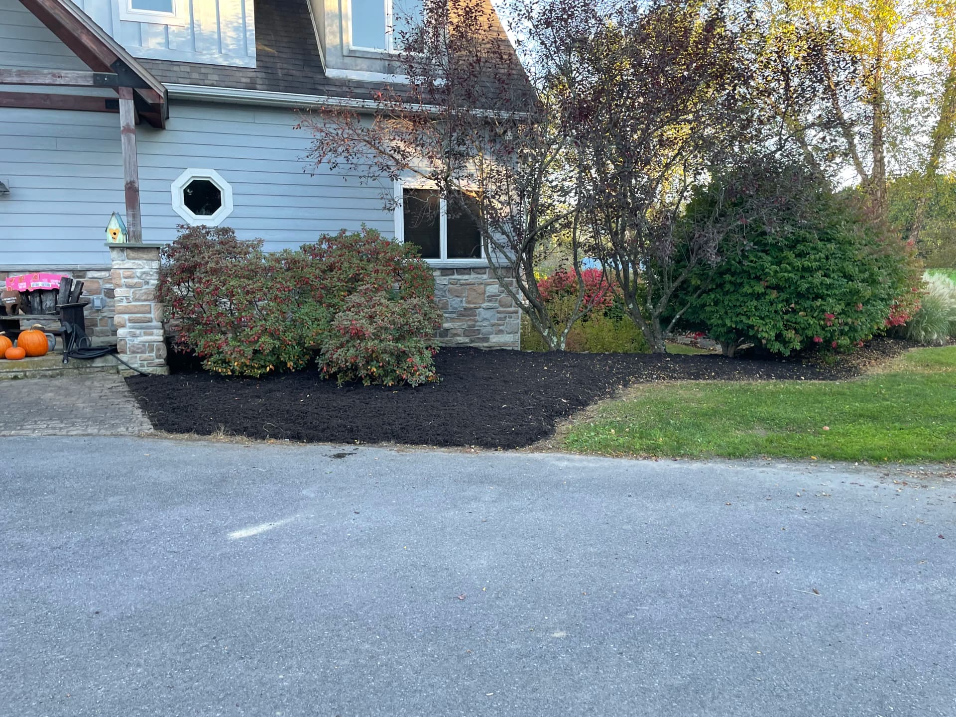 Gallery photos for Fresh Mulch and a Full Bed Clean Up on a Large Rural Property: Image #7